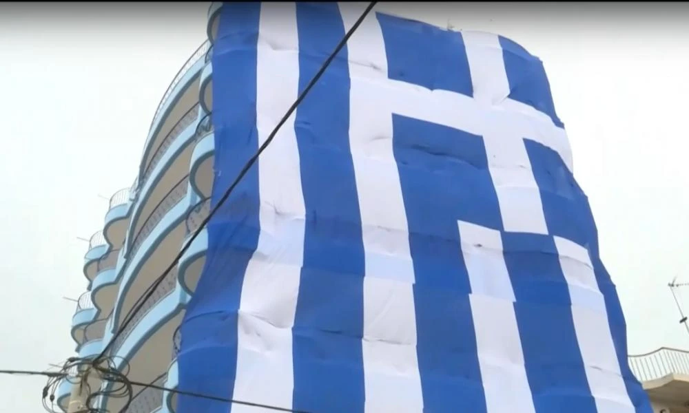 Κερατσίνι: Γιγάντια ελληνική σημαία καλύπτει μια επταώροφη πολυκατοικία